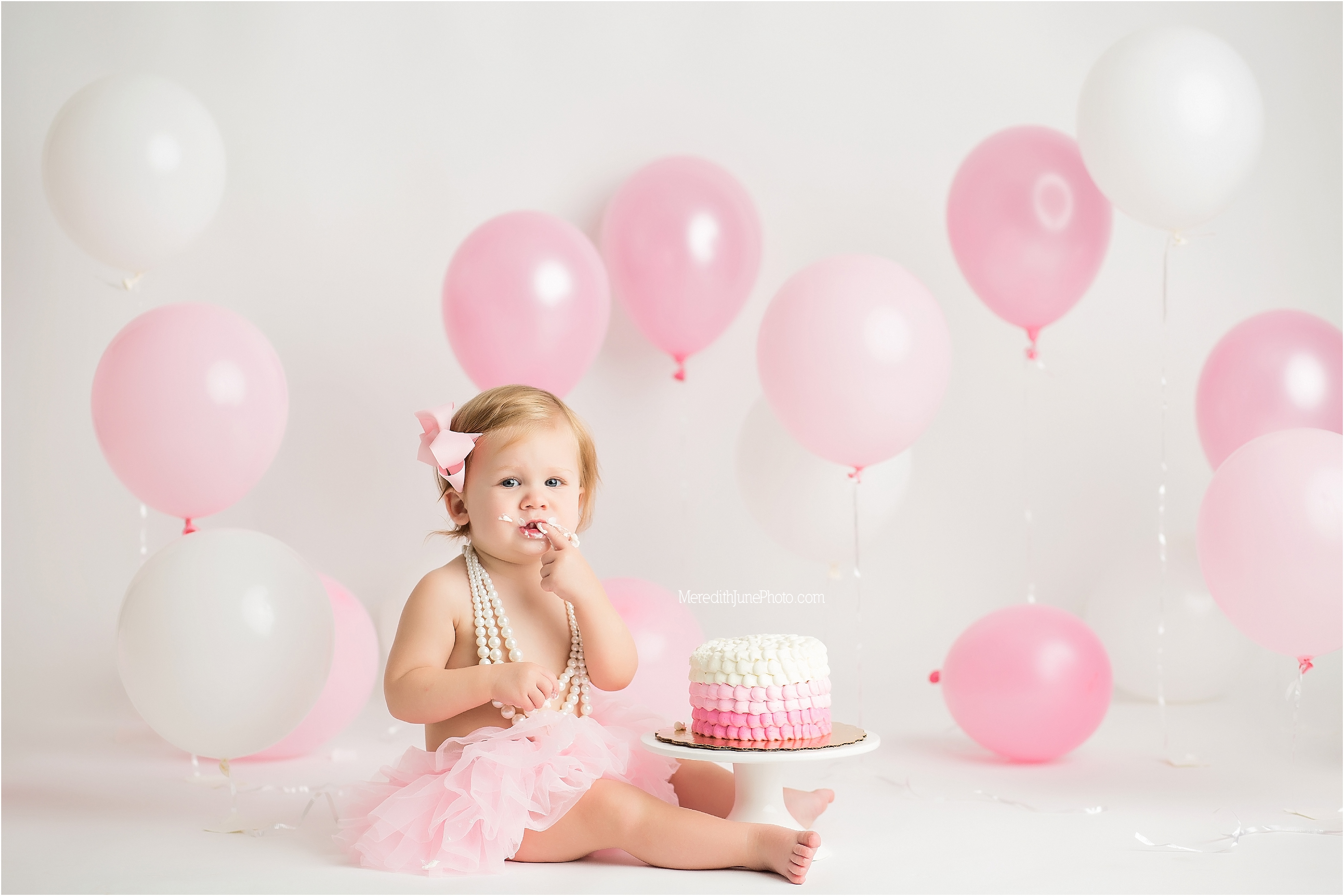cake smash posing ideas | baby girl turns one