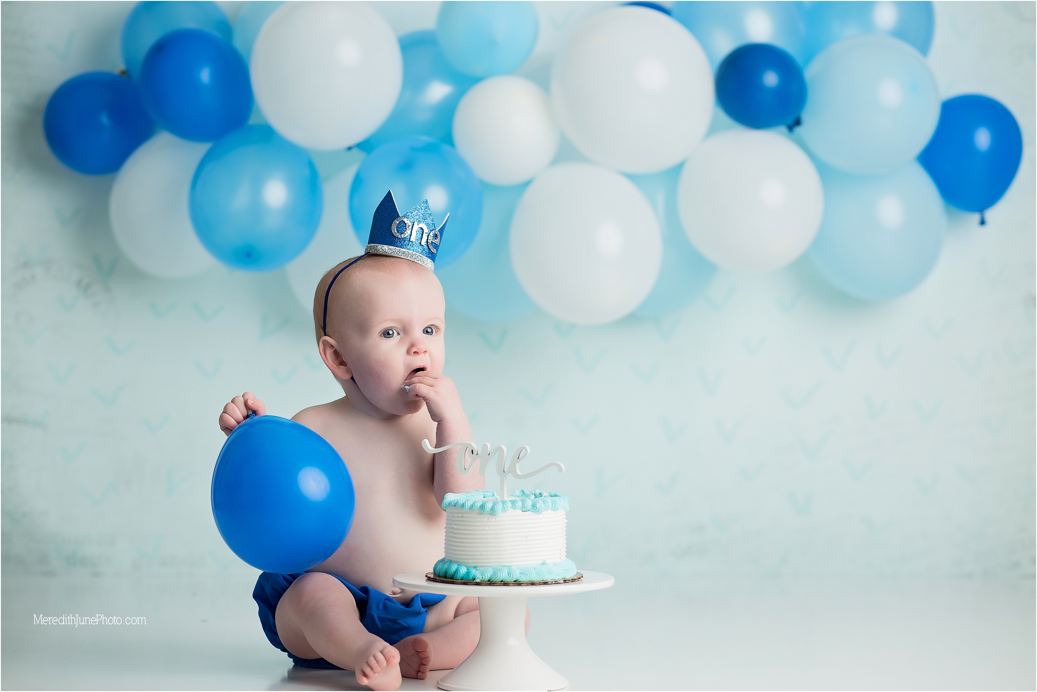 cake smash session for baby boy on the baby plan