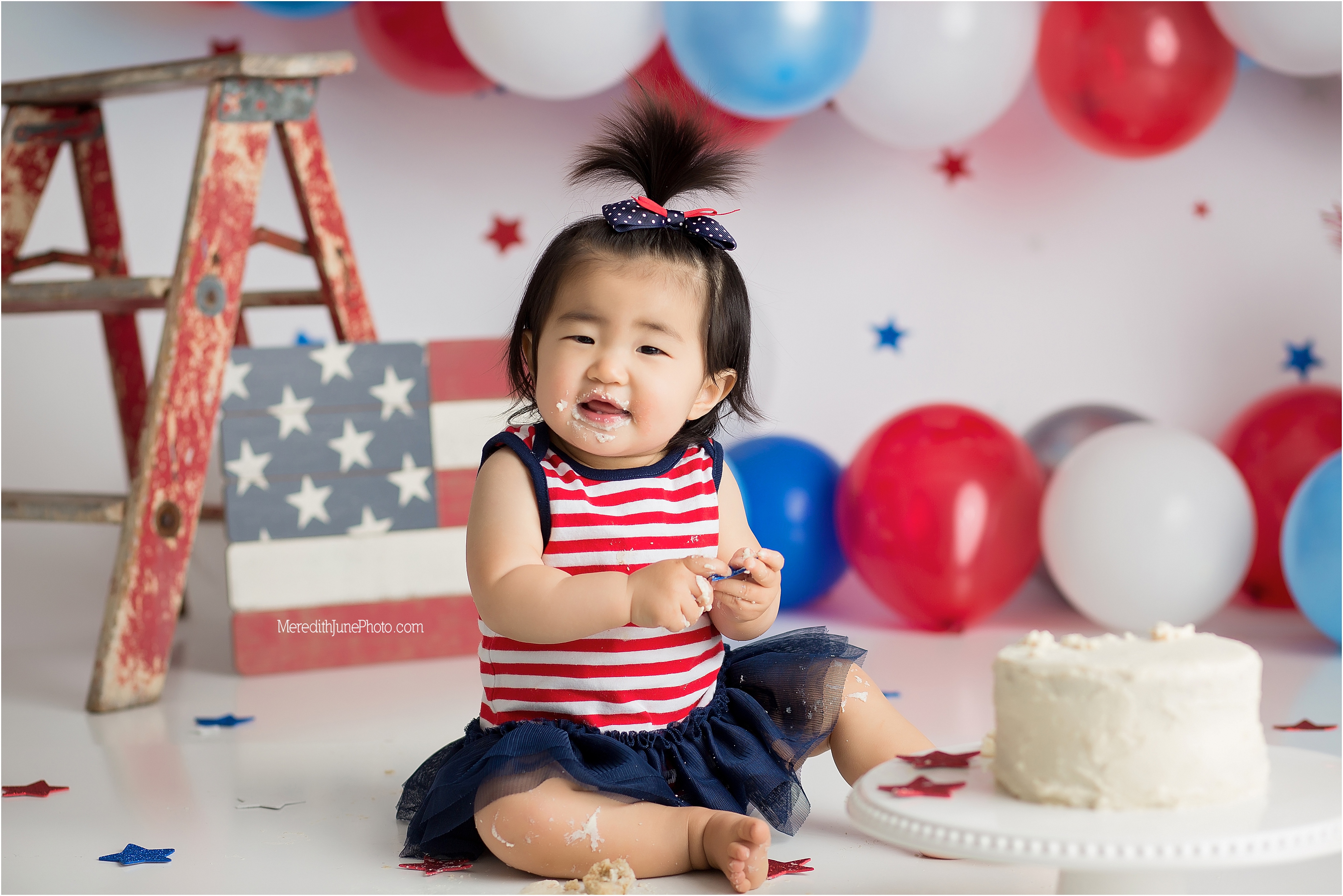 Emerson turns one with a patriotic cake smash session