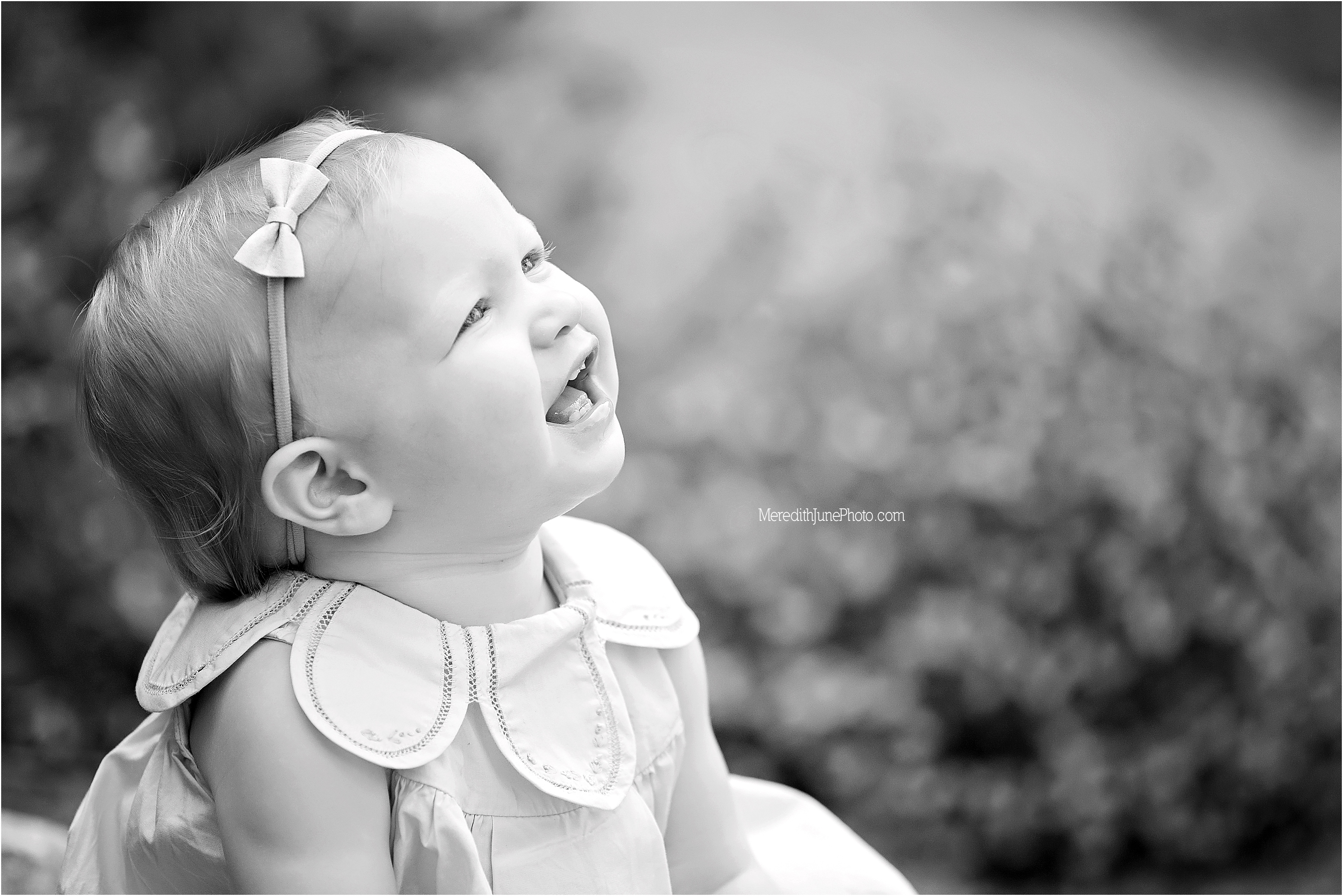 Beaitful outdoor garden photo session for baby girl