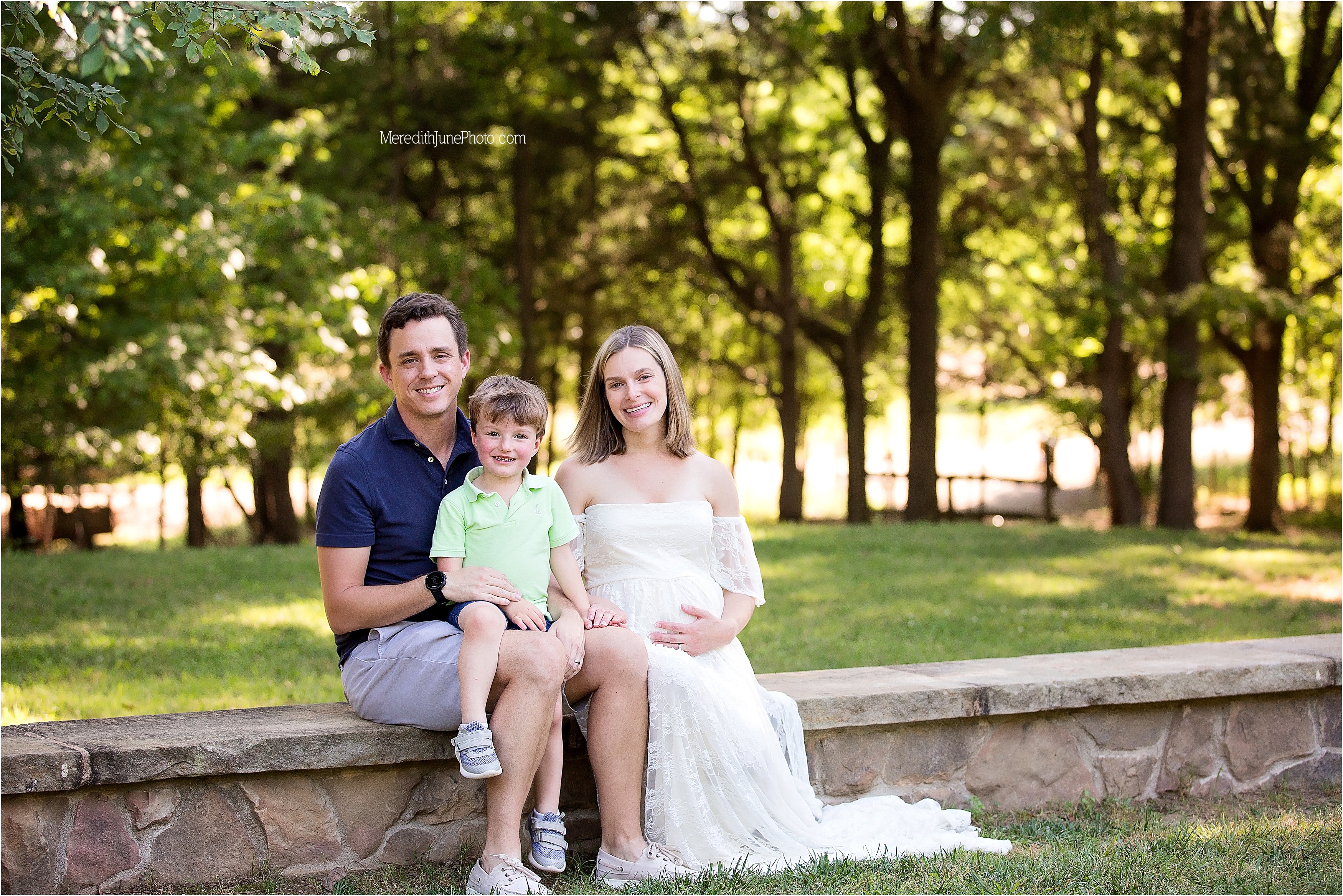 outdoor maternity session with family 