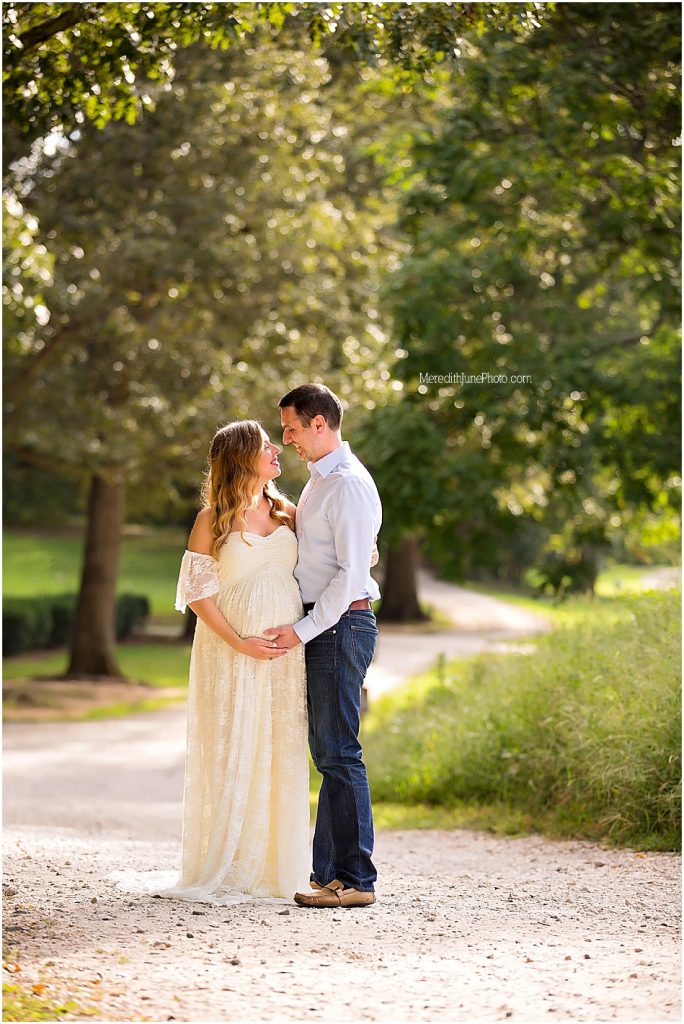 couples maternity photos outdoors 