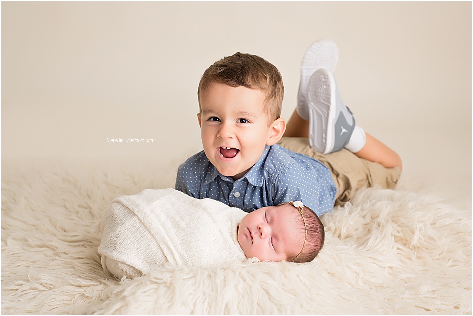newborn mini session with siblings 
