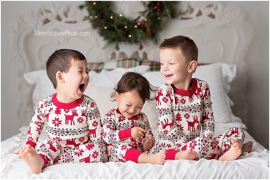 Posing ideas for sibling Christmas photos by MJP