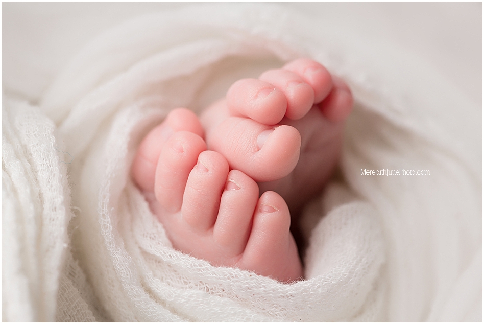 newborn baby girl detail photos 
