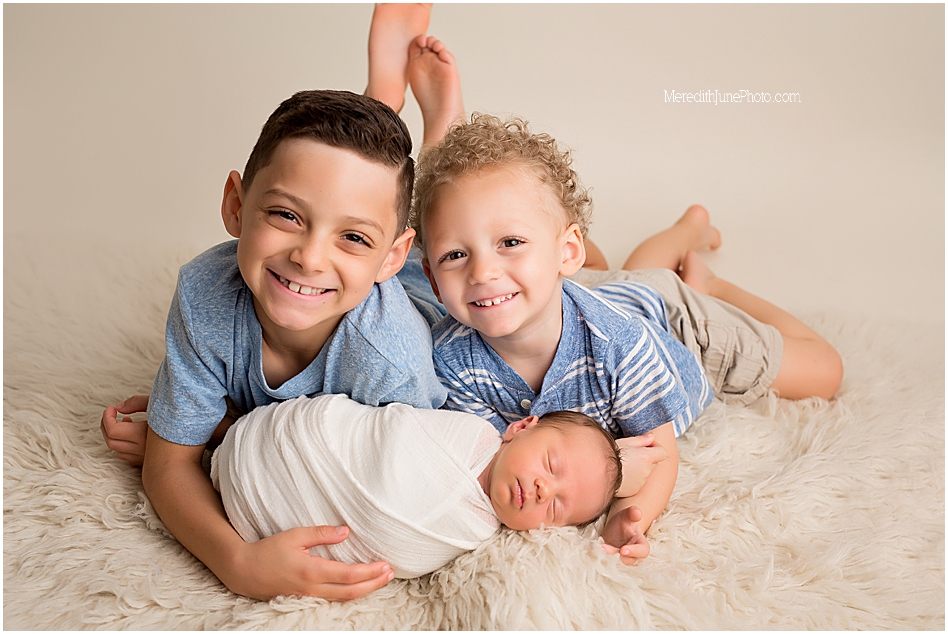 Newborn photos with brothers in photography studio 