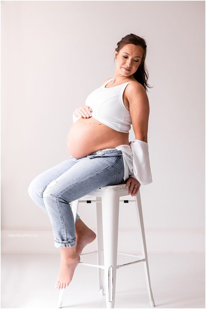bright and airy maternity pictures ideas 