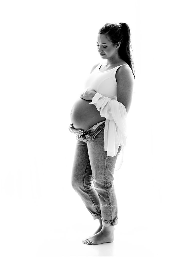 black and white maternity pictures at Meredith June Photography 