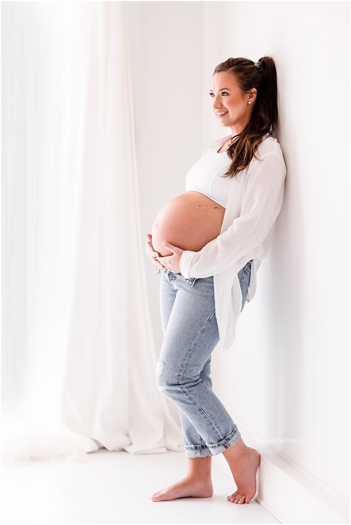 bright and airy maternity posing ideas by MJP